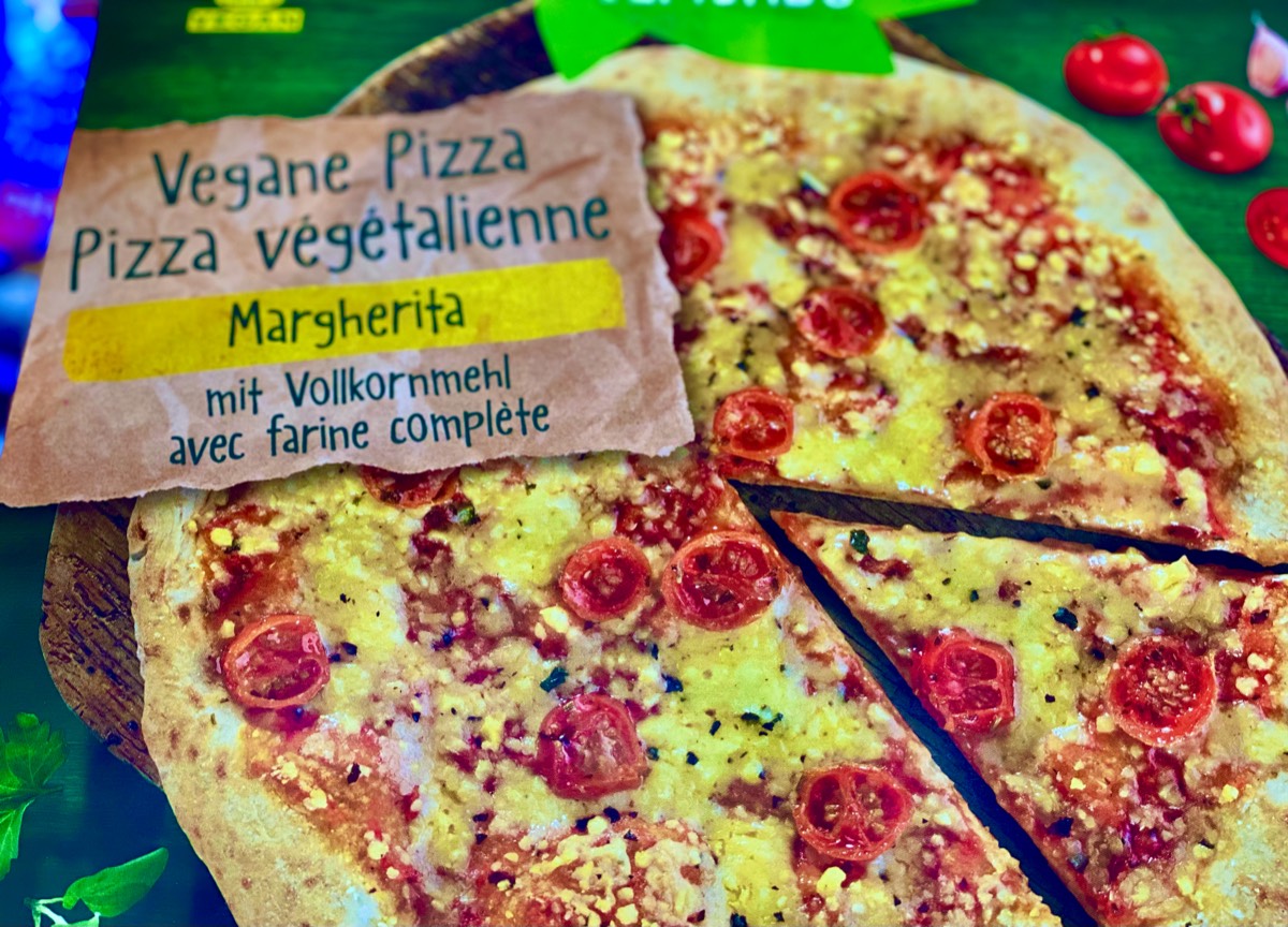 Pizza mit Analog Käse im Suppermarkt
